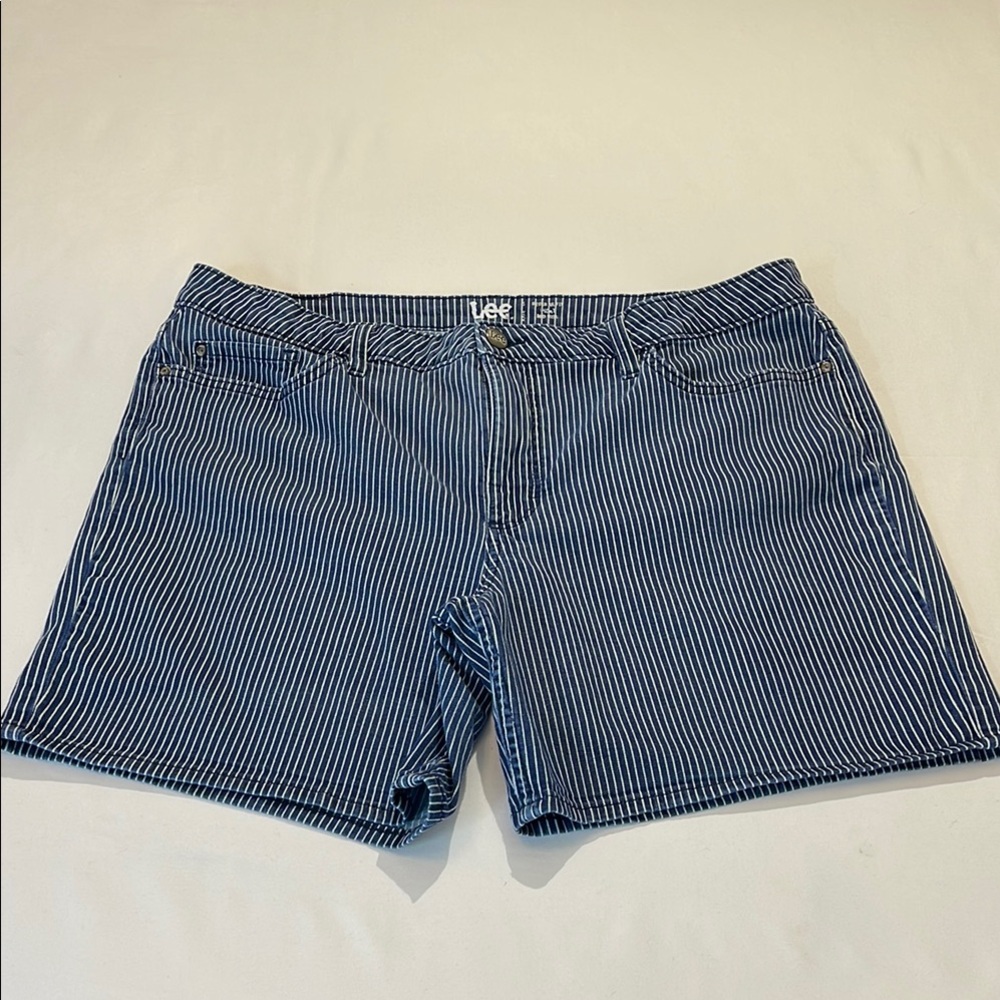 LEE, WOMENS SIZE 18 , SEE MEASUREMENTS, Blue Striped Shorts